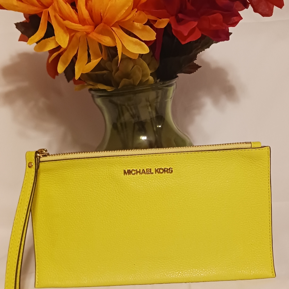 MK Lrg Wristlet clutch